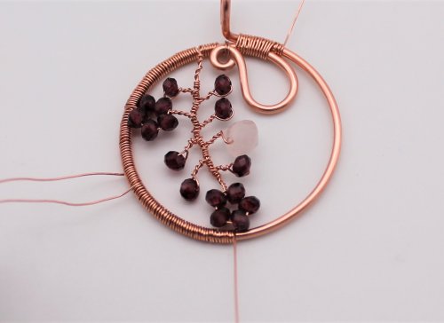 Abby Hook's Jasmine Pendant - Bind the final point, Contemporary Wire Jewelry, Coiling, Coiling Wire, Wire Coiling, Loops, Wire Loop, Wrapped Wire Loop, attach the end of the vine to the frame